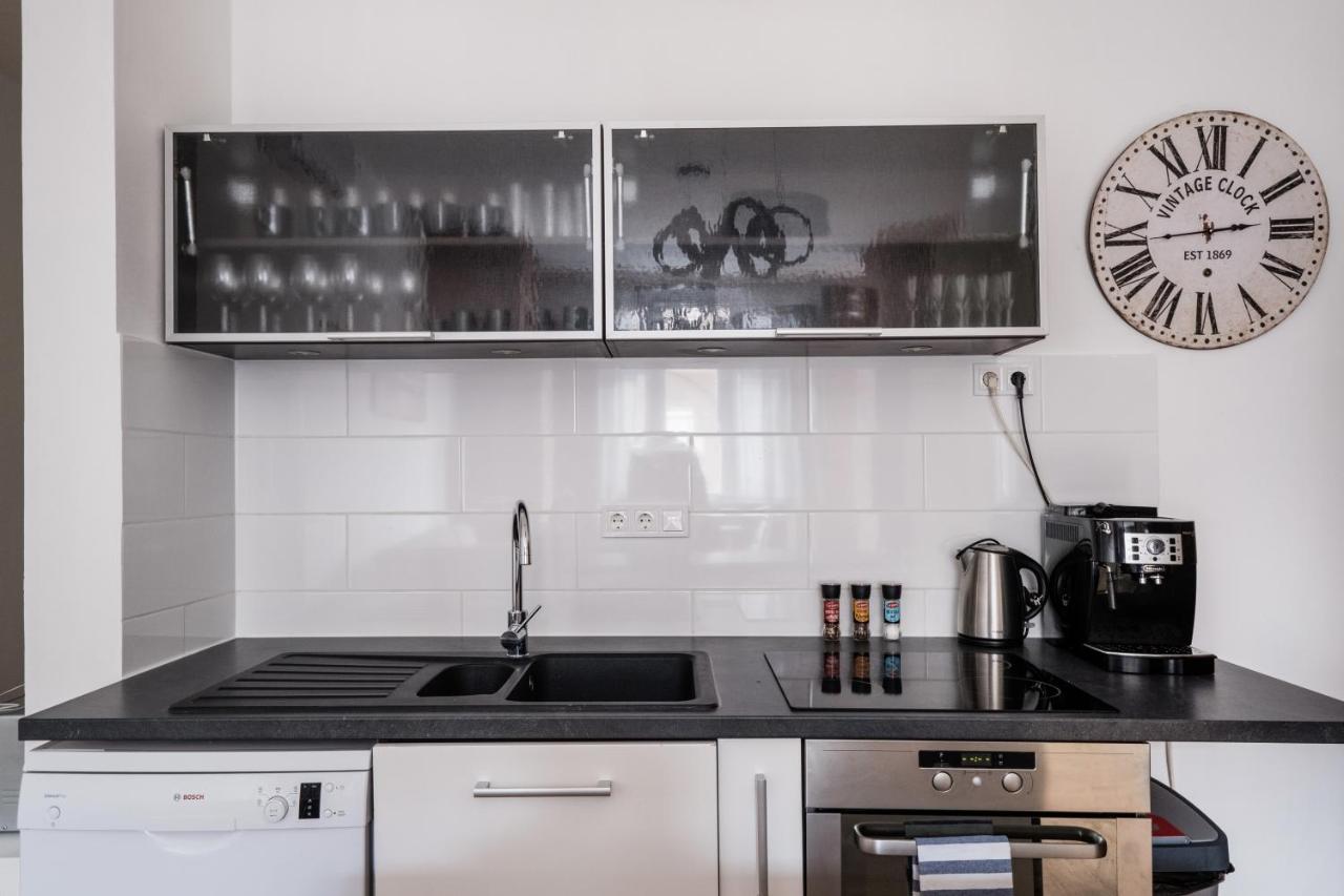 Jacuzzi And Privacy With 2 Balconies And Free Garage Apartment Budapest Ngoại thất bức ảnh