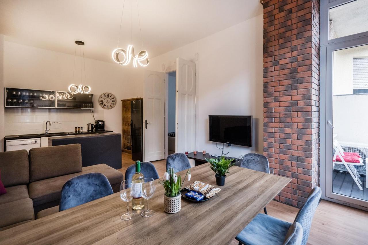 Jacuzzi And Privacy With 2 Balconies And Free Garage Apartment Budapest Ngoại thất bức ảnh