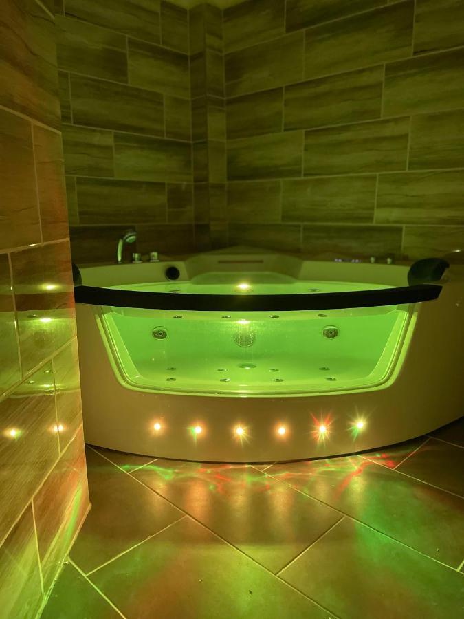Jacuzzi And Privacy With 2 Balconies And Free Garage Apartment Budapest Ngoại thất bức ảnh