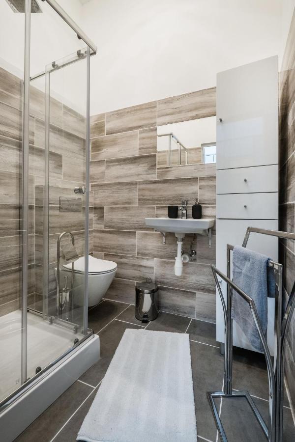 Jacuzzi And Privacy With 2 Balconies And Free Garage Apartment Budapest Ngoại thất bức ảnh