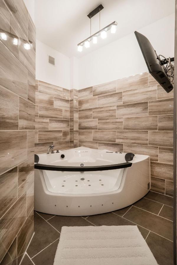Jacuzzi And Privacy With 2 Balconies And Free Garage Apartment Budapest Ngoại thất bức ảnh