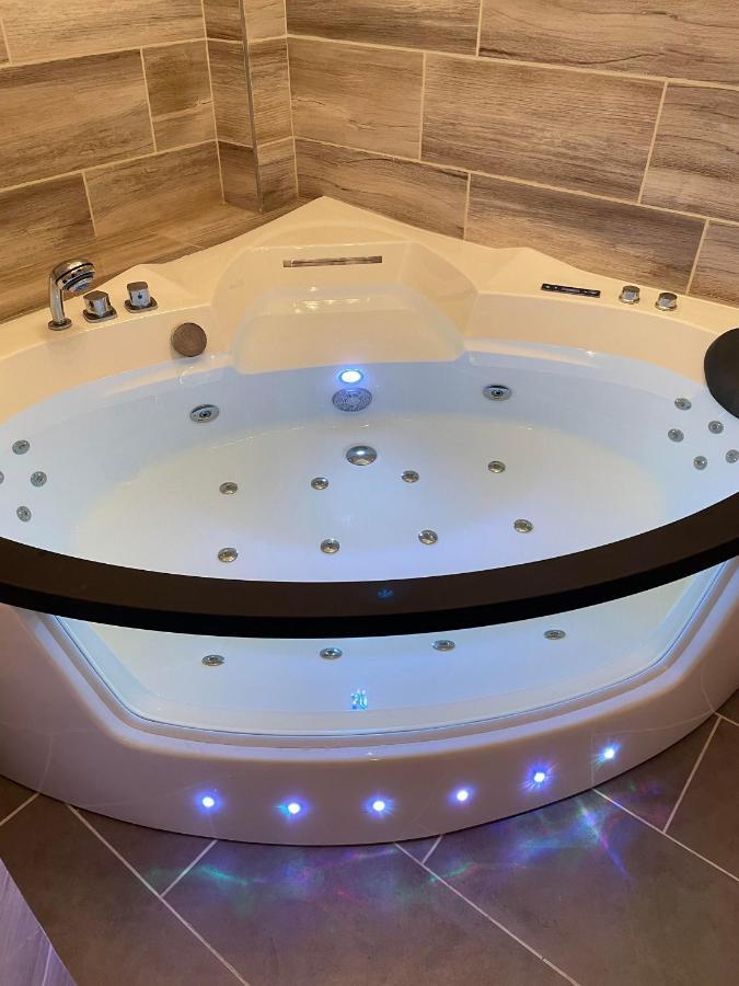 Jacuzzi And Privacy With 2 Balconies And Free Garage Apartment Budapest Ngoại thất bức ảnh